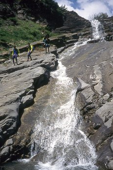 Montañeros en el Barranco del Infierno