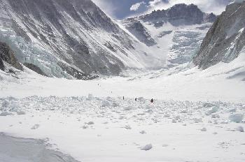 Fila de escaladores escalando a lo largo de una cuerda fija
