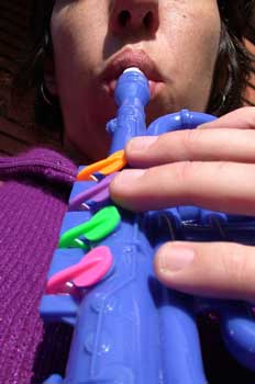 Persona tocando una trompeta de juguete