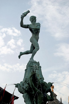 Detalle de la estatua de Brabo en la fuente de la Gran Plaza, Am