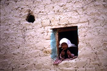 Mujer asomada a una ventana, Ladakh, India