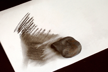 Trazos de carboncillo difuminados por una goma de borrar moldeab