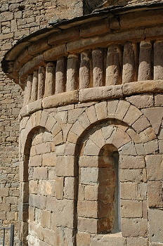 Iglesia de Satué. Detalle de los baquetones del lado sur, Huesca