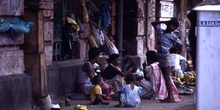 Familia viviendo en la calle, Calcuta, India