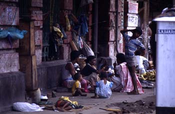 Familia viviendo en la calle, Calcuta, India