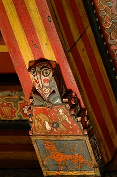 Detalle de pintura en alfarje. Can con cabeza humana, Huesca