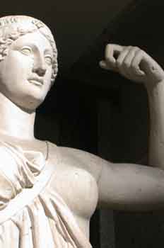 Detalle de la escultura de Niké, diosa griega de la victoria
