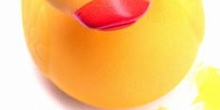 Pato de goma y pintura amarilla