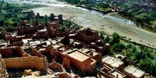 Pueblo de Ait Benhaddou visto desde la Kasbah, Marruecos