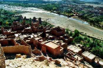 Pueblo de Ait Benhaddou visto desde la Kasbah, Marruecos