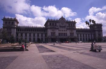 Palacio Nacional en la Plaza Mayor de Ciudad de Guatemala