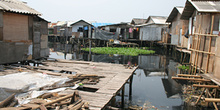 Casas y agua contaminada, Jakarta, Indonesia