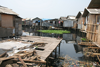 Casas y agua contaminada, Jakarta, Indonesia