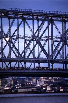 Puente Howrah sobre el río Hooghly, Calcuta, India