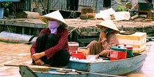 Mujeres en barca con pañuelos, Tonlé Sap, Camboya