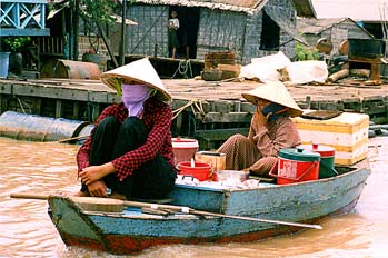 Mujeres en barca con pañuelos, Tonlé Sap, Camboya