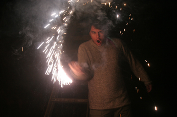 Chico juega con fuergos artificiales, Ubatuba, Sao Paulo, Brasil