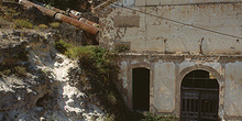 Exterior de una central hidráulica abandonada