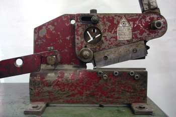 Cizalla de sobremesa. Detalle cuchillas de corte para perfiles y