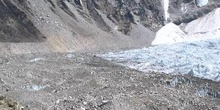 Transformación de cascada de hielo en glaciar pedregoso