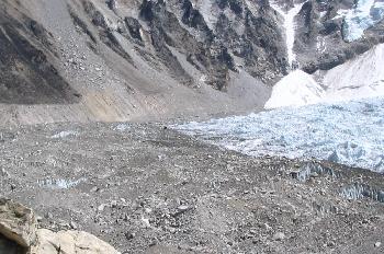 Transformación de cascada de hielo en glaciar pedregoso