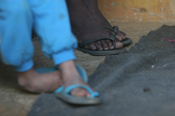 Pies de un vecino de Quilombo, Sao Paulo, Brasil