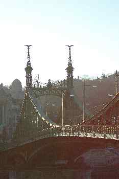 Vista del Puente de la Libertad al atardecer, Budapest, Hungría
