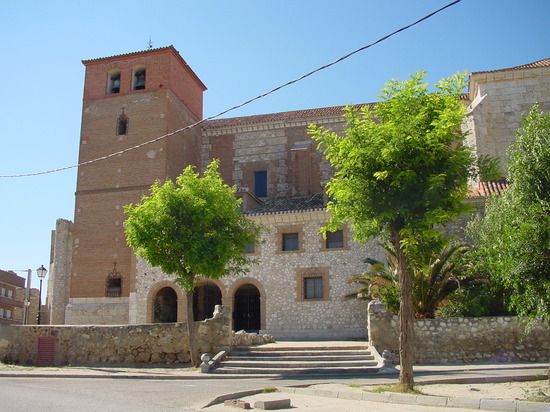 Vista lateral de iglesia en Torrejón de Velasco