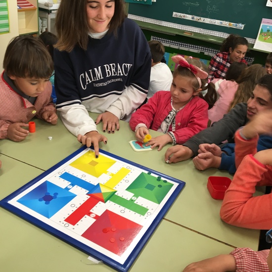 Buddies: 5 años y sexto enseñando a jugar. 7