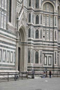 Puerta lateral del Duomo, Florencia