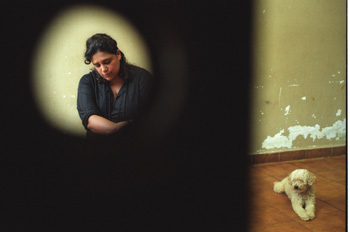 Mujer observada por su perro