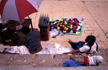 Vendedores en el mercado de la Plaza Mayor de San Juan Chamula,