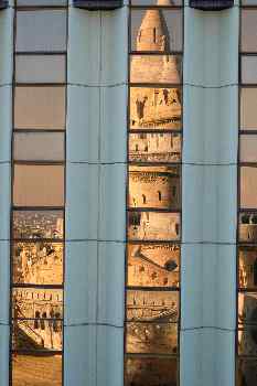 Reflejo del Bastión de los Pescadores en el hotel Hilton, Budape