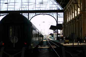 Tren saliendo de la estación de Keleti Pu, Budapest, Hungría