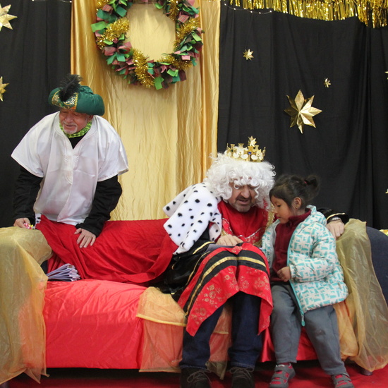 Visita de sus Majestades los Reyes Magos al colegio Luis Bello en moto 2018 46