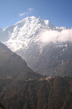 Monasterio de Tengboche visto desde el otro lado del río Imja Dr