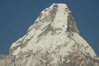 Acercamiento de montaña rocosa con nieve