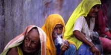 Mujeres en la calle de acceso al Templo de Brahma, Pushkar, Indi