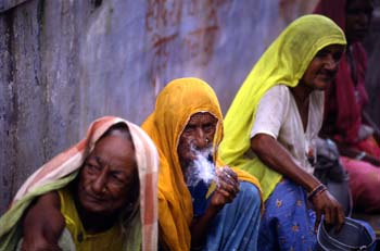 Mujeres en la calle de acceso al Templo de Brahma, Pushkar, Indi