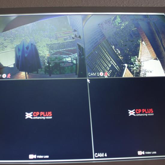 Imagen mostrada por DVR  en un monitor de supervisión de CCTV