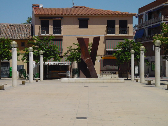 Plaza en Velilla de San Antonio