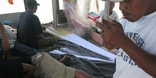 Arreglando redes, Campamento de pescado, Alunaga, Sumatra, Indon