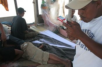 Arreglando redes, Campamento de pescado, Alunaga, Sumatra, Indon
