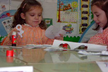 Realizando manualidades