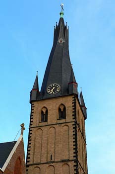 Característica torre inclinada de Dusseldorf, Alemania
