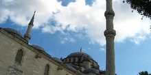 Detalle del exterior de Fatih Camii con minarete, Estambul, Turq