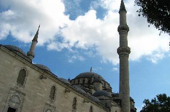 Detalle del exterior de Fatih Camii con minarete, Estambul, Turq