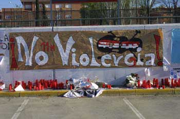 Pancarta en contra de la violencia de los Atentados del 11-M