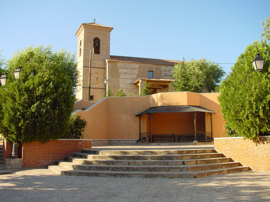 Iglesia, campanario y plaza en Batres