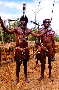 Jefes de tribu con plumas, Irian Jaya, Indonesia